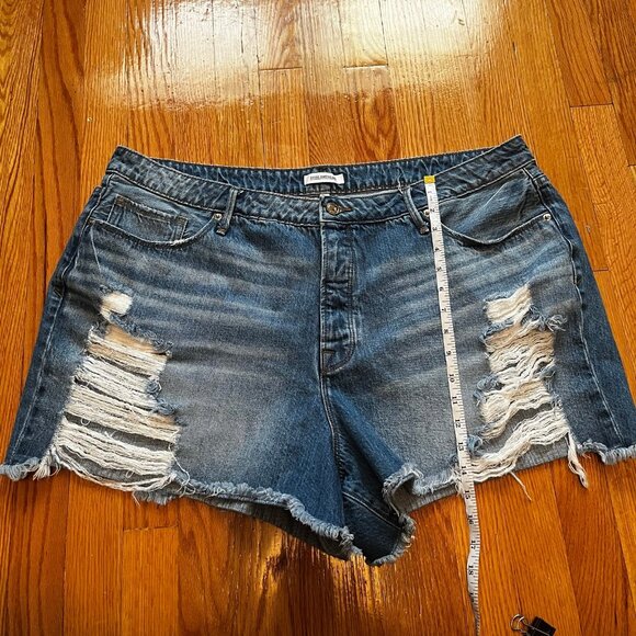 Good American Size 18 Denim Distressed Shorts - Picture 2 of 8